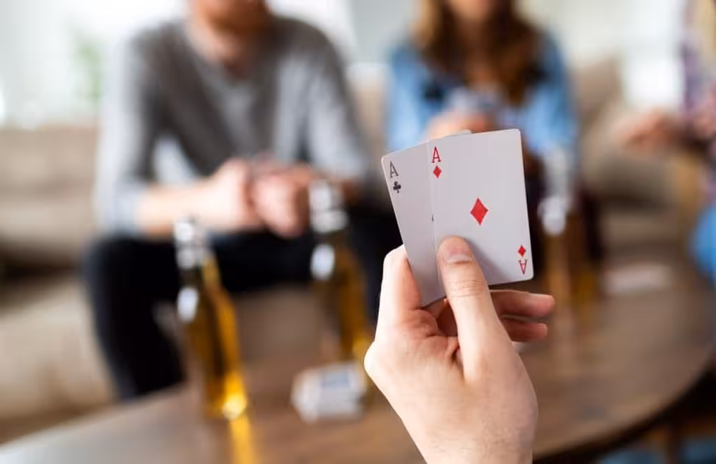 Strip Poker : Ajouter du piquant à votre vie sexuelle - Article Blog Videossexy