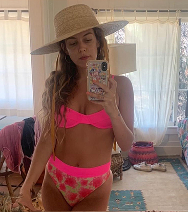 Riley Keough en bikini sexy
